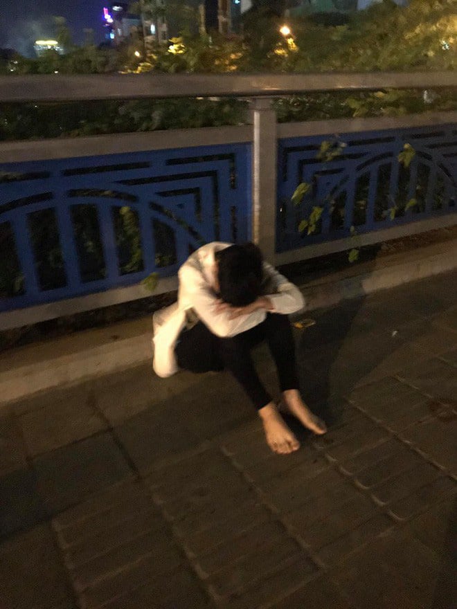 Nam sinh không dám về nhà vì không hoàn thành tốt bài thi.