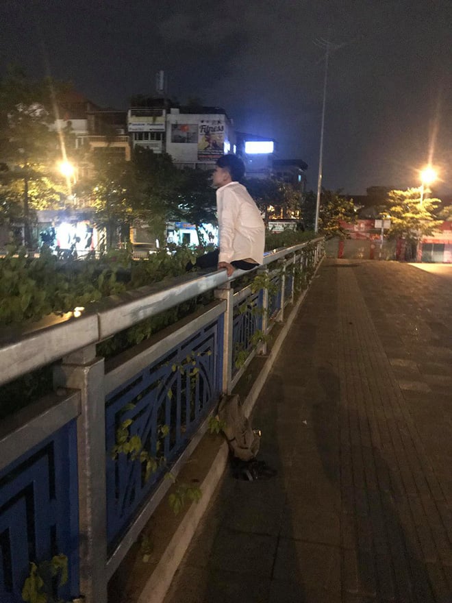 Thí sinh buồn bã ngồi trên thành cầu.