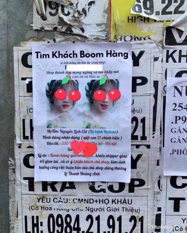 Hình ảnh cô gái và thông tin cá nhân được dán trên cột điện.