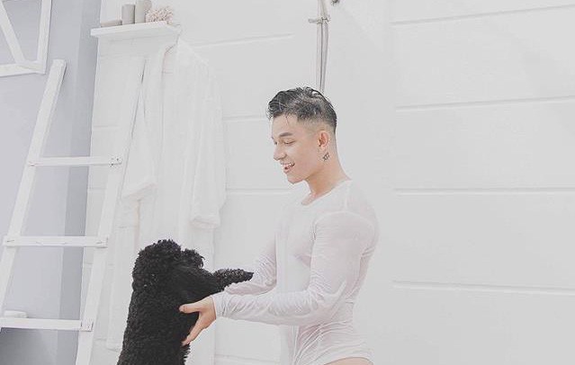 Anh chàng Sơn Tùng thì đăng hẳn những hình ảnh nóng bỏng trên trang cá nhân