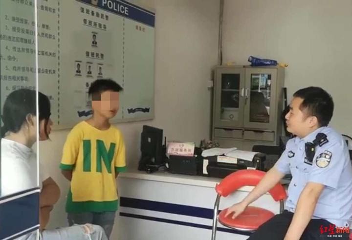 Cậu bé đến đồn cảnh sát xin được dọn ra khỏi nhà.
