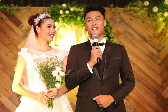 Mới đây, trên trang Facebook cá nhân, bà xã Mạc Hồng Quân đăng tải những hình ảnh cô nàng cùng chồng rạng rỡ hạnh phúc trong ngày cưới cách đây 3 năm. Kỳ Hân chia sẻ đầy cảm xúc: 