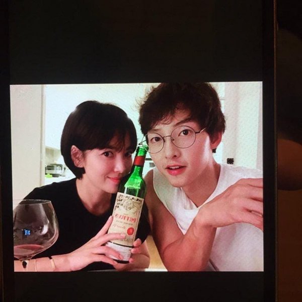 song-joong-ki-len-tieng-khang-dinh-tin-don-song-hye-kyo-va-park-bo-gum-la-gia-mao-1-1561859943-976-width600height600