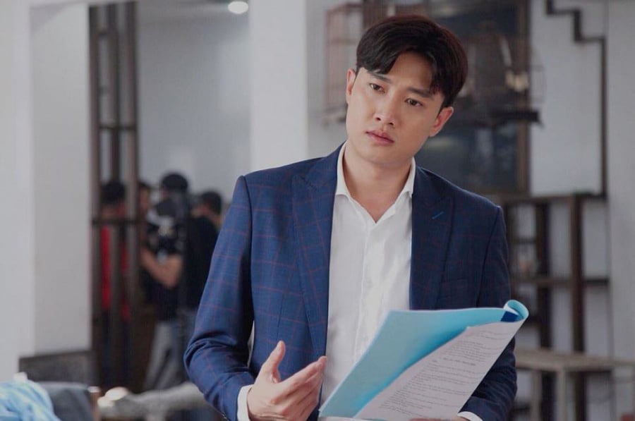 Người đàn ông trong ảnh hẳn là Vũ vì anh có bộ vest và Link Vào SHBET88 Mới Nhất khá giống với nhân vật trong ảnh.