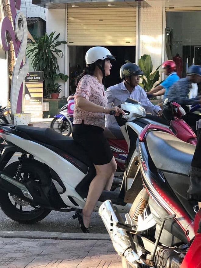 Không ngần ngại, chị đã lấy 100.000 đồng đưa cho chú để sửa xe.