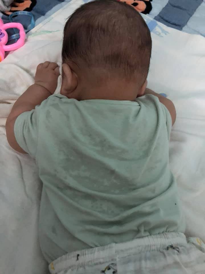 Em chồng cấm chị dâu bật điều hòa dù cháu 4 tháng tuổi lưng ướt đẫm mồ hôi.