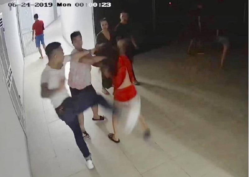 Cô gái trẻ bị nhóm người hành hung. Ảnh cắt từ clip