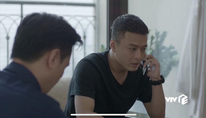 Cấp cứu cho nạn nhân thành công, Khánh và Đông Hòa có cuộc gặp tại nhà riêng. Trong lúc trò chuyện, Khánh nhận được một cuộc gọi lạ và đây là cách anh nghe điện thoại. Màn hình chiếc iPhone X của chàng cảnh sát không giống đang thực hiện cuộc gọi. Có vẻ anh đang nói chuyện với... màn hình nền điện thoại thì đúng hơn. 