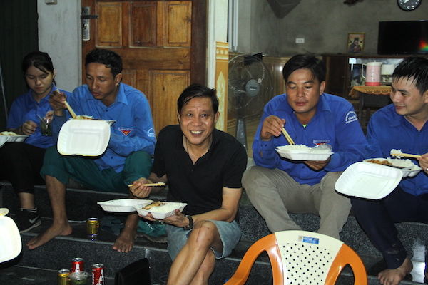 Ông Hồng cùng các đoàn viên ăn cơm do mình chuẩn bị