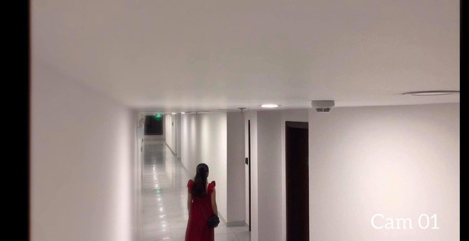 Cô gái mặc váy đỏ đi vào phòng của người yêu Dung Trước đó.