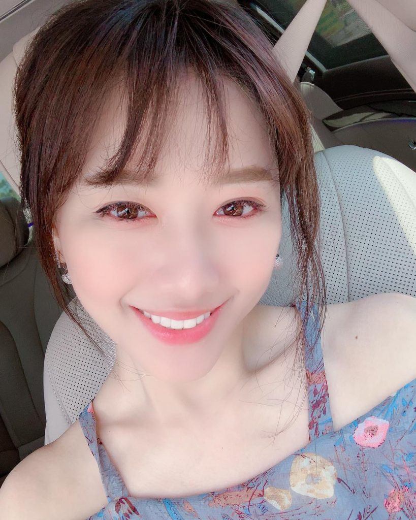 noi-danh-voi-nhan-sac-khong-tuoi-nhung-hari-won-cung-de-lo-vet-nhan-o-duoi-mat-wonhari_53527579_129299704806322_16278911085058352-1561967293-663-width819height1024