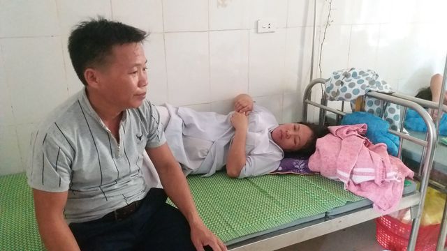 Anh Chiến chăm vợ tại bệnh viện.