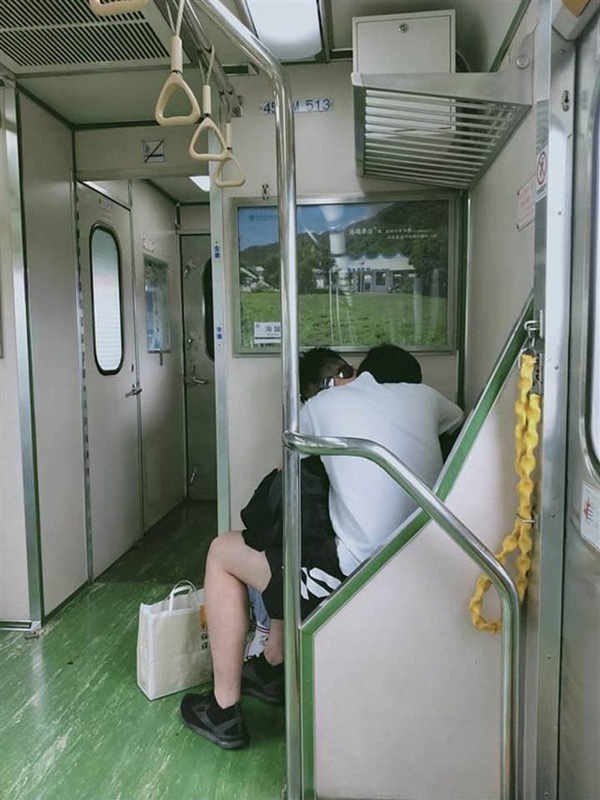 Cặp đôi vô tư thể hiện tình cảm nơi công cộng.