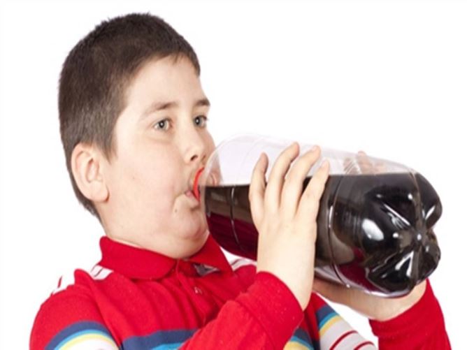 Uống nhiều nước ngọt trẻ sẽ thấp lùn