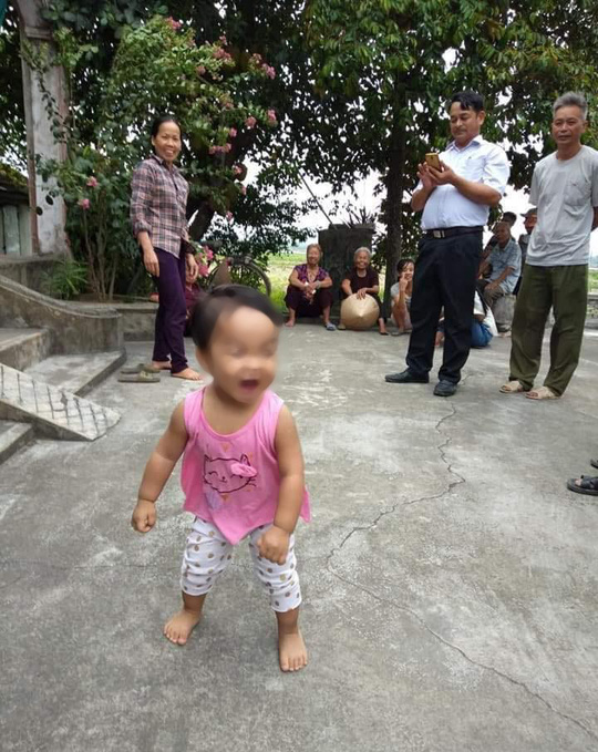 Bé gái kháu khỉnh bị mẹ bỏ lại chùa.