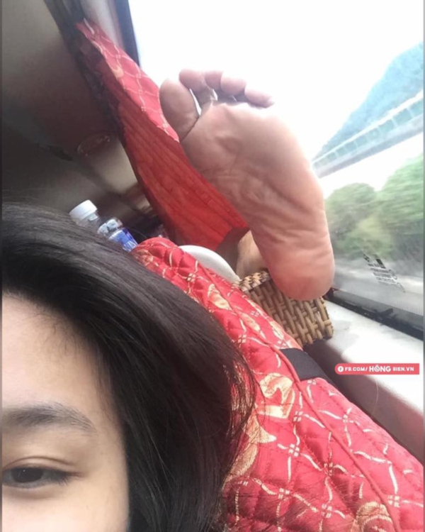 Bàn chân của hành khách gác ngay trên đầu cô gái.
