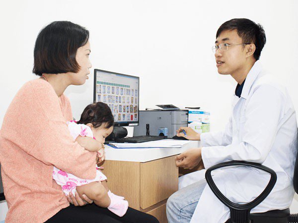 bac-si-khuyen-cao-dua-be-di-vien-ngay-khi-co-nhung-dau-hieu-nay-be-om-8-1560285448856961357444-1561800860-763-width600height450