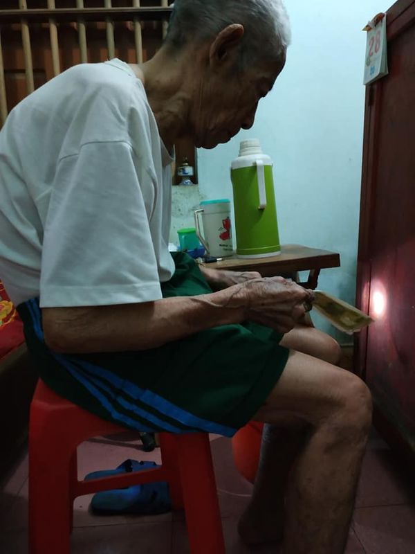 Người ông chắt chiu từng đồng để cho cô cháu gái. Ảnh: Trần Hạnh.