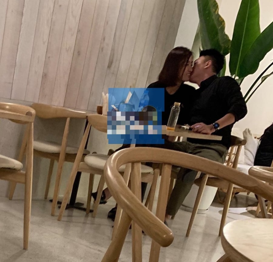 Mới đây, trên một số page chuyên đưa tin về showbiz đã xuất hiện những hình ảnh chụp lại khoảnh khắc cực tình cảm của Hoa hậu Đỗ Mỹ Linh và thiếu gia Dương Bảo Hưng. Cặp đôi đang hẹn hò tại một quán cafe, không chỉ ngồi cạnh nhau như nhiều cặp đôi khác mà mà Dương Bảo Hưng còn tình cảm hôn lên má của Hoa hậu Việt Nam 2016. Điều này như khẳng định cặp đôi đang có mối quan hệ yêu đương.
