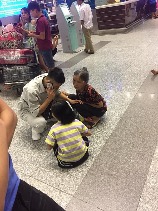 Người bà ngồi dặn dò cháu trai trước giờ đi xuất khẩu lao động.