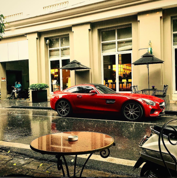 Dương Bảo Hưng sở hữu chiếc xe Mercedes hai cửa mui trần màu đỏ.
