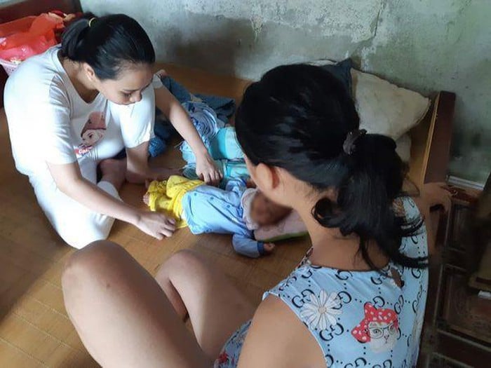 Em H. (bên phải) cùng cháu bé mới sinh hạ.