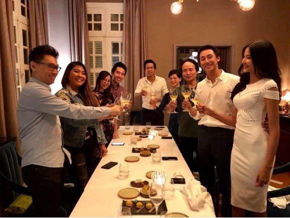 Hoàng Thùy vui vẻ bên Shbet111 slot, casino, thể thao, xổ số Rocker Nguyễn. Anh còn ôm eo nàng Á hậu.