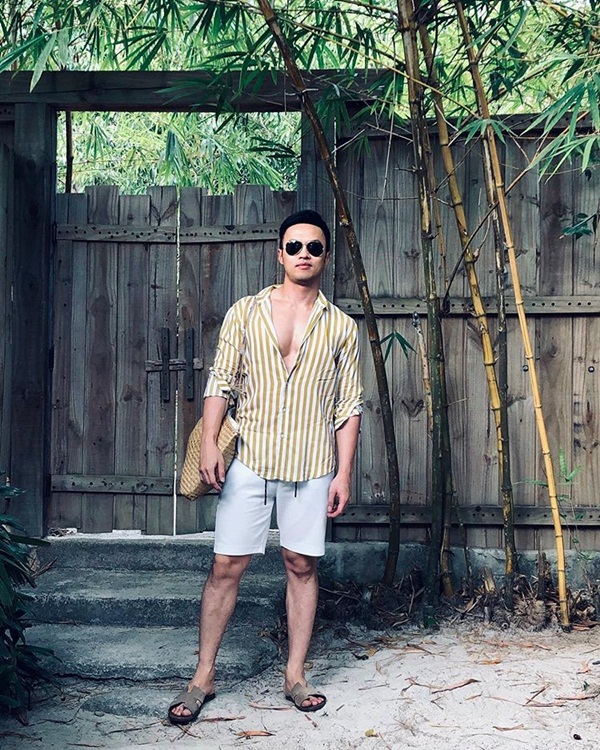 Hai khung hình có background khá giống nhau được đăng tải trong cùng một thời điểm.