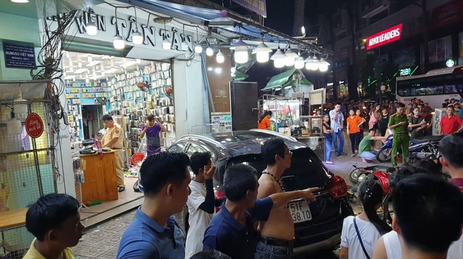 Hiện trường vụ nữ tài xế ô tô “lùa” hàng loạt xe máy. (Ảnh: Vietnamnet).