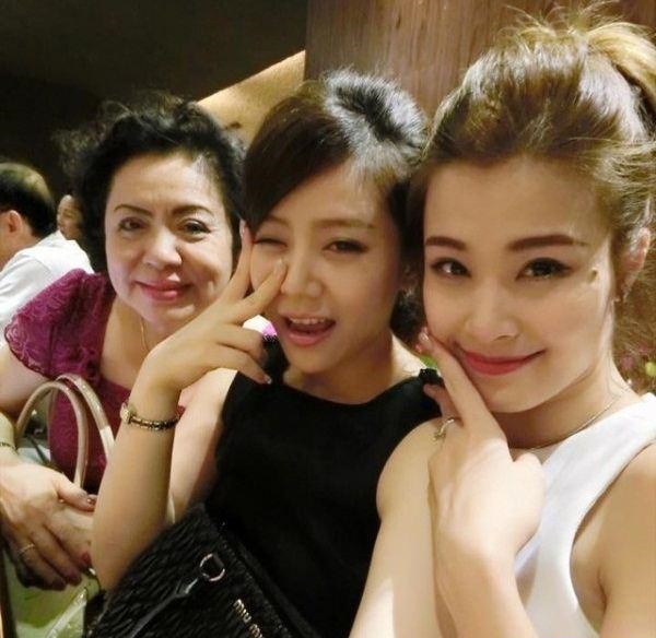 Đông Nhi cùng mẹ và em gái Ông Cao Thắng...