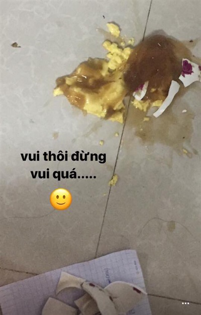 Sự vụng về của cô nàng đã khiến chiếc bánh tan tành.
