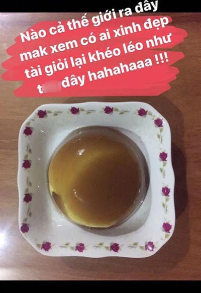 Chiếc bánh flan ngon lành của cô gái.