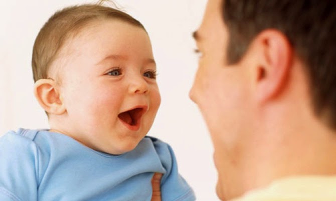 Bé tập trung khi làm việc gì đó