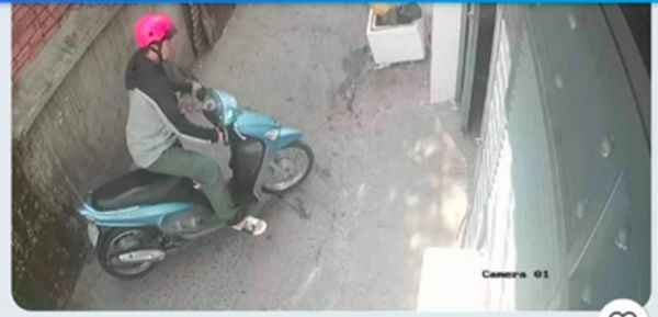 Hình ảnh nghi can cùng chiếc xe máy được camera an ninh ghi lại. Ảnh: báo Zing.