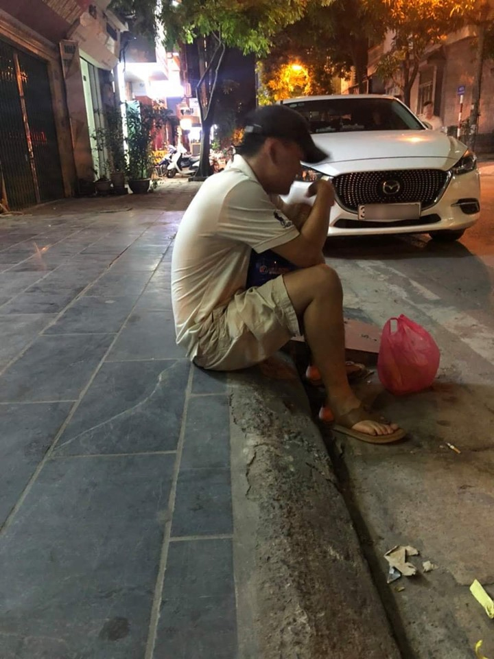 Nhìn anh chàng ngồi thẫn thờ mà ai nấy đều thương cảm.