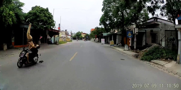 Cảnh sát giao thông bị nam thanh niên tông trực diện khi đang làm nhiệm vụ.