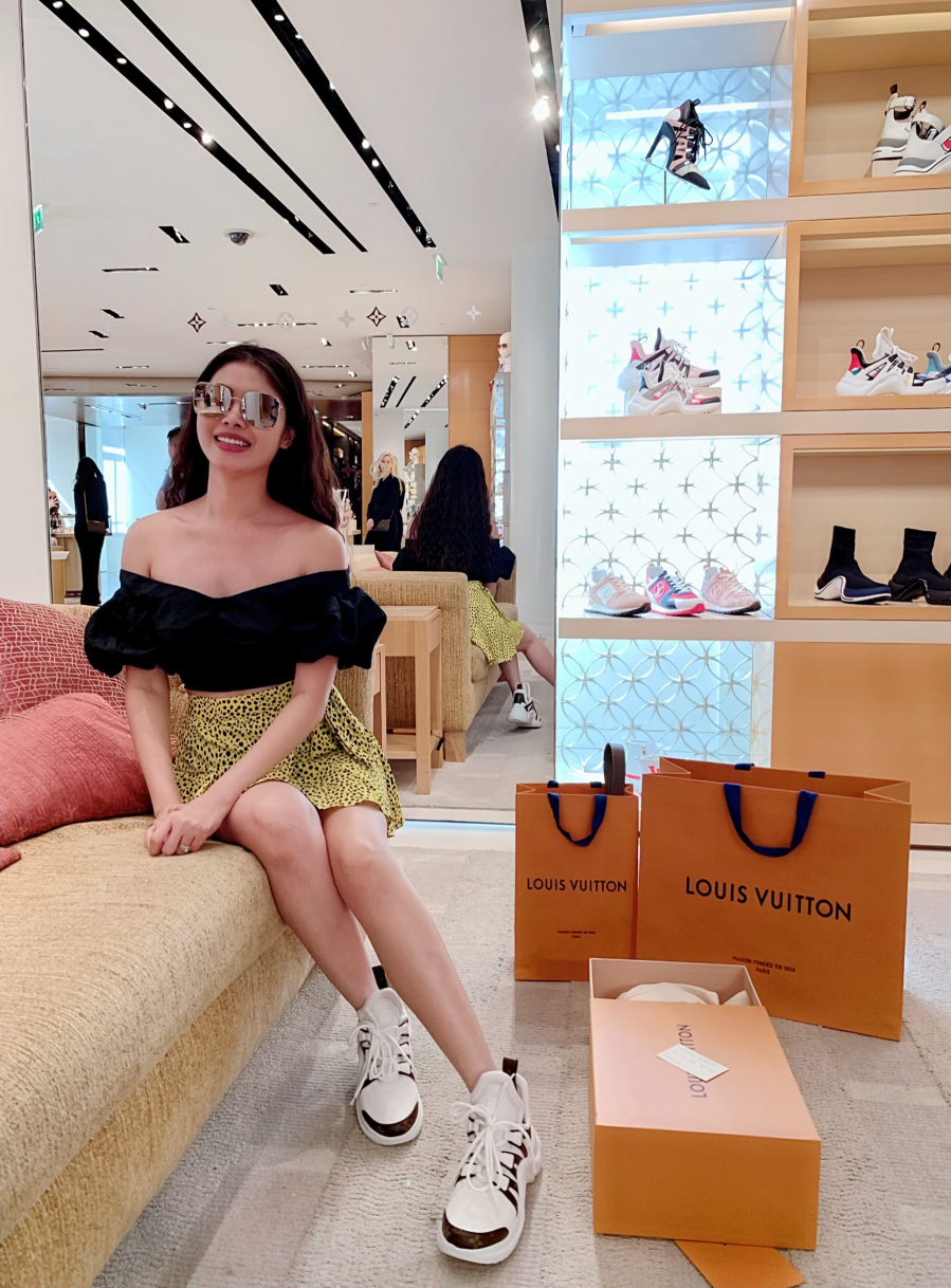 Ngoài túi xách, Thủy Anh còn được ông xã tặng thêm một số món quà thuộc thương hiệu nổi tiếng này, với giá trị không hề nhỏ.