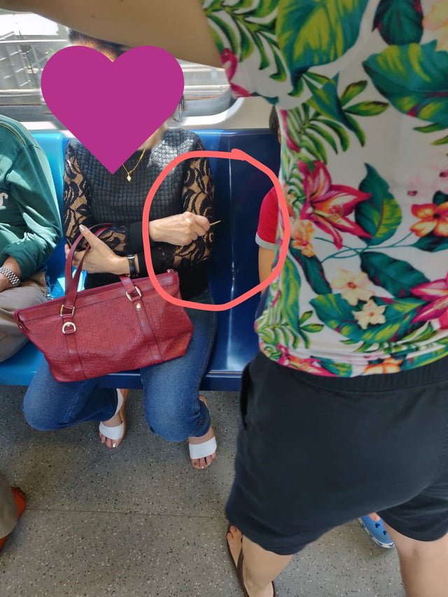 Người phụ nữ chĩa tăm về phía bé trai.