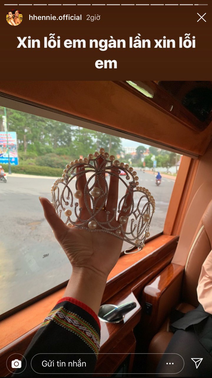 Mới đây sáng 11/7, nàng Hậu H'Hen Niê không giấu được xót xa khi chiếc vương miện Hoa hậu Hoàn vũ Việt Nam 2017 của cô vừa bị gãy. Trên story của instagram, người đẹp đăng tải hình ảnh chiếc vương miện không còn nguyên vẹn kèm lời tâm sự: 