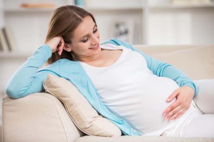 Mẹ bầu cần kiểm tra hoạt động của em bé trong bụng