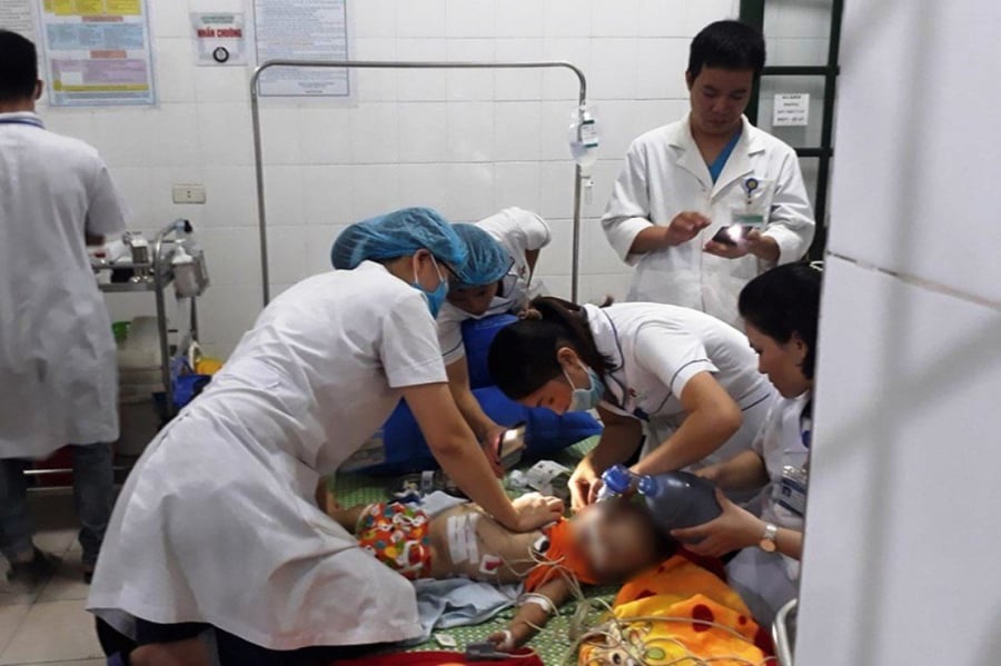 Bé gái bị chó dữ cắn tử vong thương tâm.