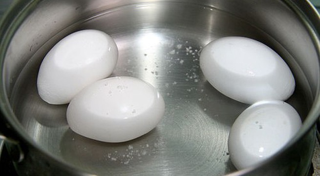 Luộc trứng lòng đào vi khuẩn dễ xâm nhập