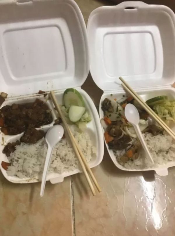 Nhìn 2 suất cơm mà mọi người cũng ngán ngẩm thay.