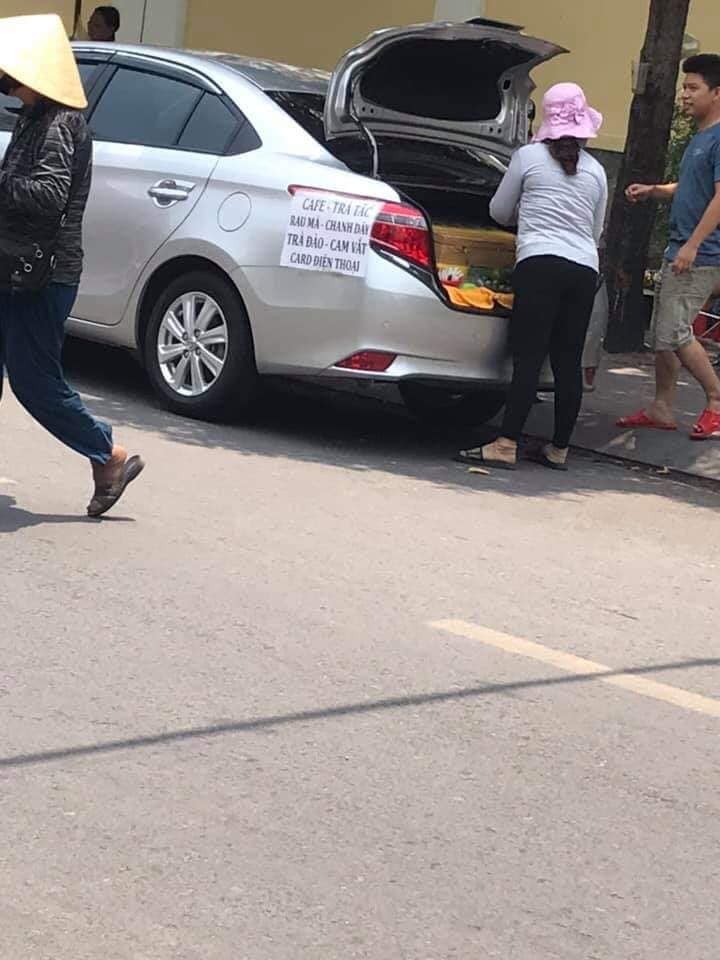 Người phụ nữ lái hẳn xe ô tô chỉ để bán nước dạo.