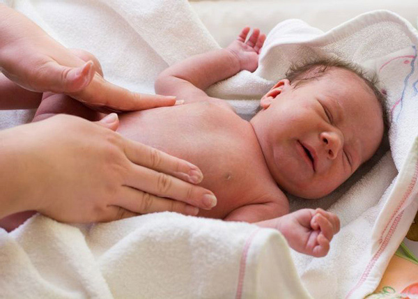 Không nên cho trẻ nhỏ dùng phấn rôm quá nhiều