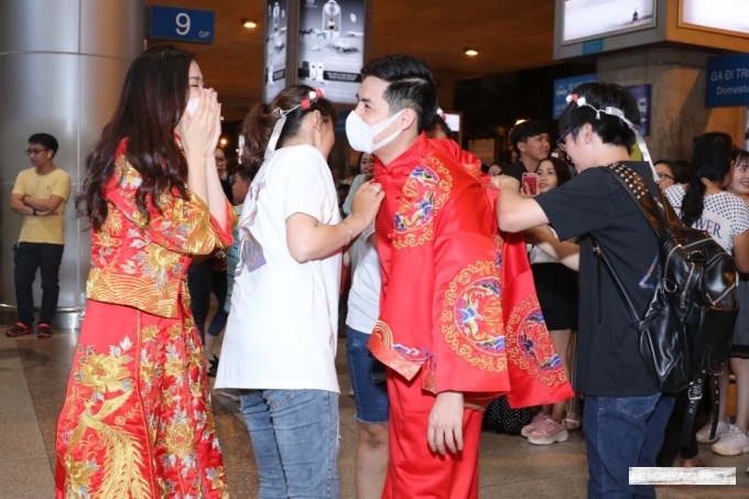 Đông Nhi liên tục bật cười, chưa hiểu chuyện gì xảy ra.