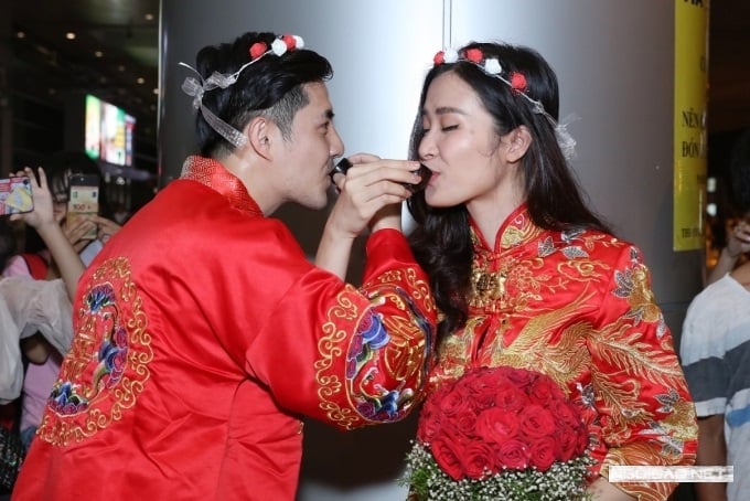 Cặp đôi uống rượu giao bôi.