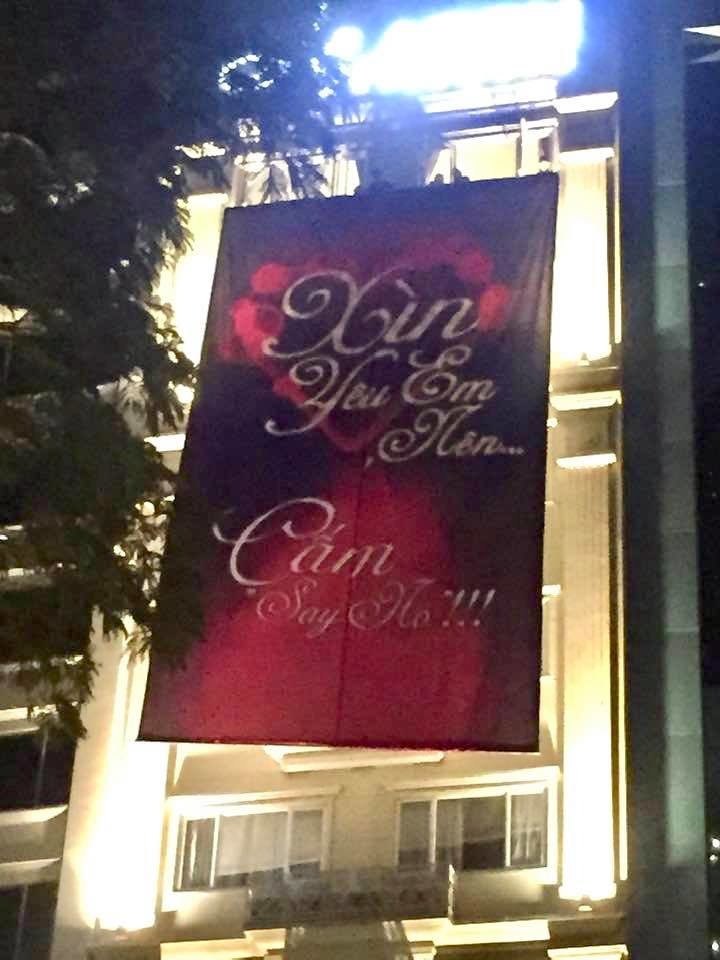 Đây là lần đầu tiên những hình ảnh ngày cầu hôn này được chia sẻ, bởi thời điểm ấy, mối quan hệ của cặp đôi Trấn Thành - Hari Won bị cộng đồng mạng lên tiếng chỉ trích nặng nề. Cả hai quyết định giữ lại những hình ảnh này làm kỷ niệm vì không muốn câu chuyện ồn ào thêm nữa.    