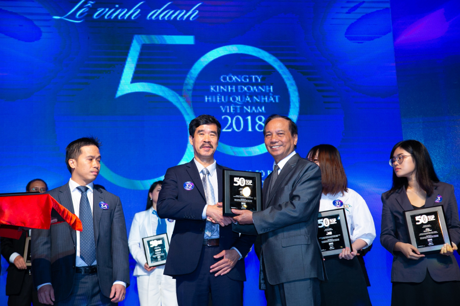 Ông Nguyễn Quốc Khánh, Giám đốc Điều hành Vinamilk đại diện nhận giải thưởng Top 50 Doanh nghiệp kinh doanh hiệu quả nhất Việt Nam 2018