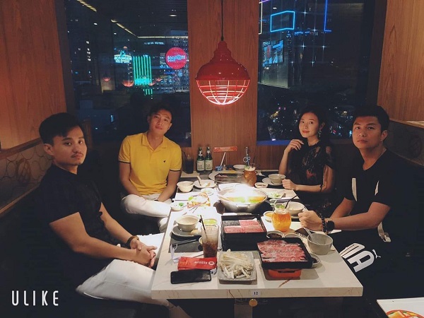 Hình ảnh đi ăn tối cùng những người bạn của Midu - Quốc Trường.    